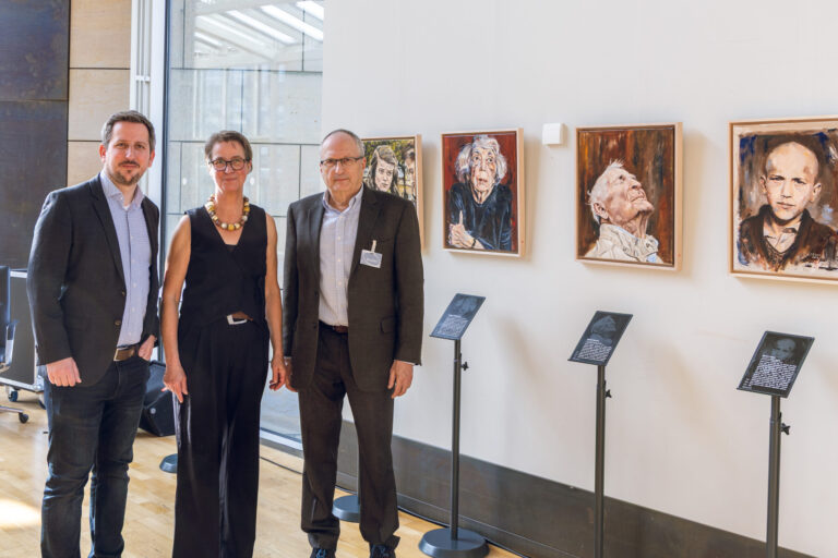 „Ich bin ein Mensch!“ – Ausstellung von Jutta Elbers im Landtag eröffnet